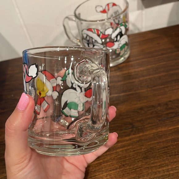 (2) Vintage Looney Tunes Christmas Glass Mugs - Picture 4 of 15